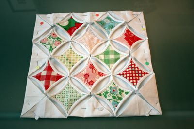 Изумительной красоты подушка с объемными элементами