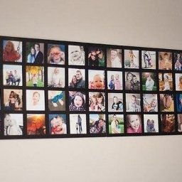 Коллаж из фотографий на стене