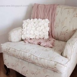 Нежная подушка с флисовыми розами