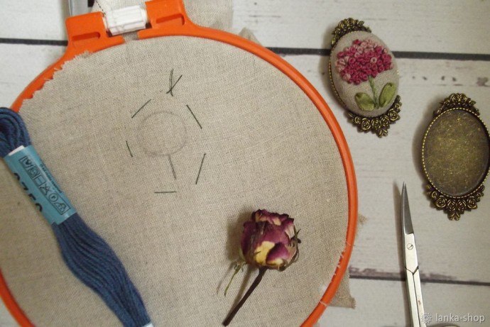 Брошь с вышивкой