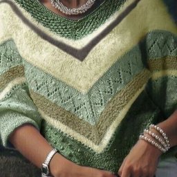 Пуловер с V-образными полосами