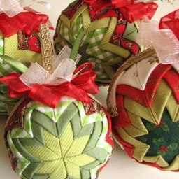 ​Новогодние шары из лоскутов