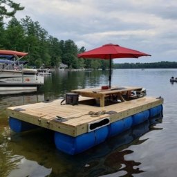 Самодельный деревянный плот с использованием пластиковых бочек