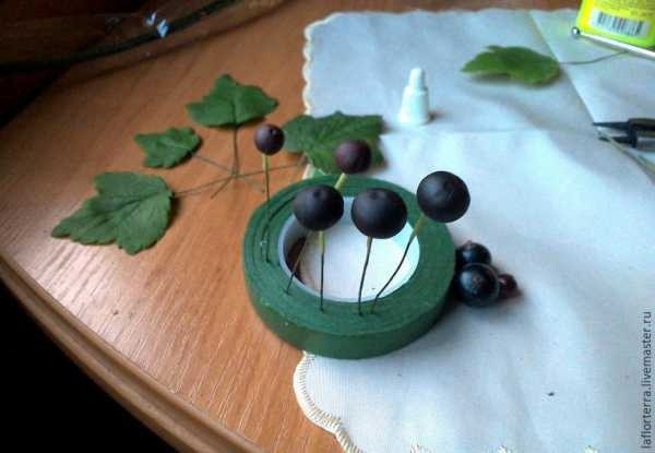 ​Черная смородина из холодного фарфора