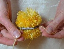 Цыпленок из помпонов