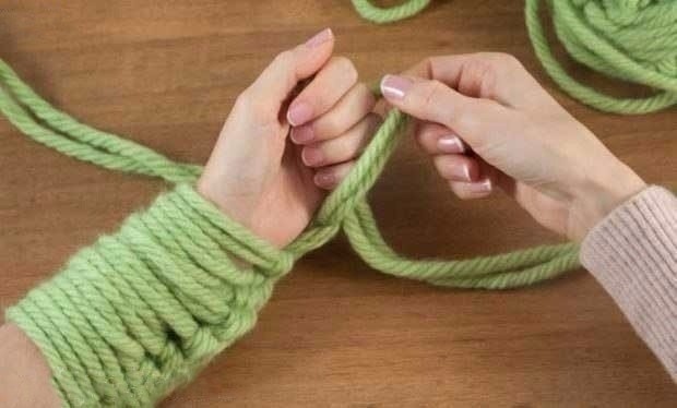 Необычное вязание руками объемного шарфа Необычное вязание руками объемного шарфа