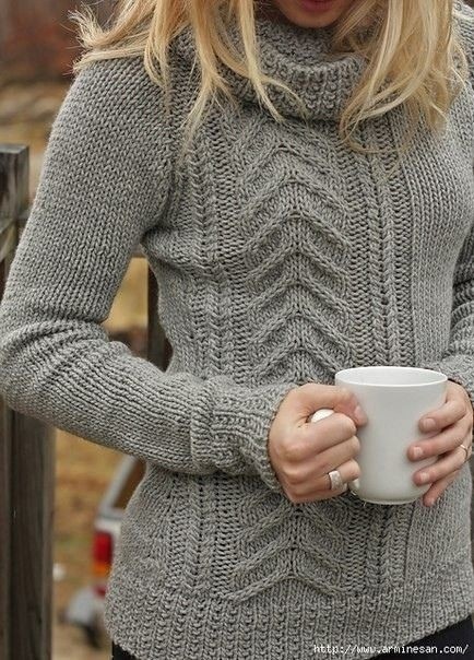 Стильный пуловер-водолазка с косами