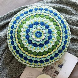 Круглая подушка в интерьер