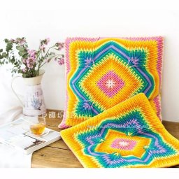 ​Подушка с градиентным ромбом