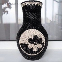 ​Ваза, украшенная двумя цветами фасоли