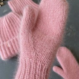 Вяжем тёплые варежки спицами