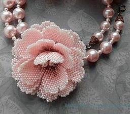 ​Бусы с цветком из бисера