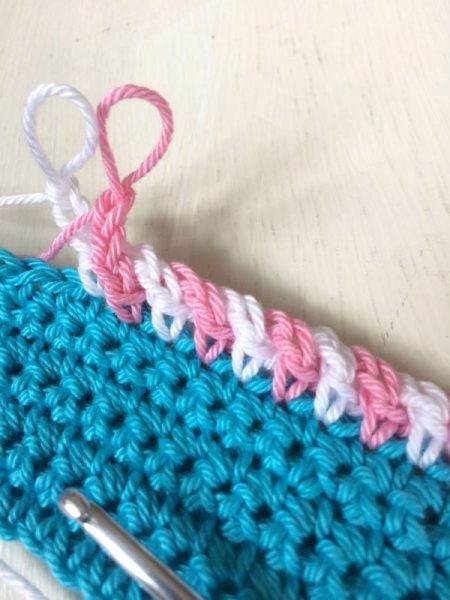 Двухцветная обвязка края крючком