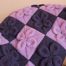 Красивый плед с объёмным узором с цветами на спицах