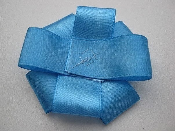 Брошь из атласных лент