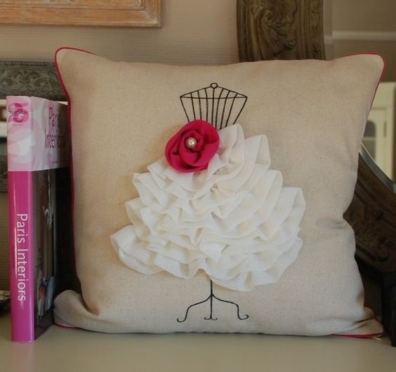 Подушки с платьицами: идеи для вдохновенного творчества