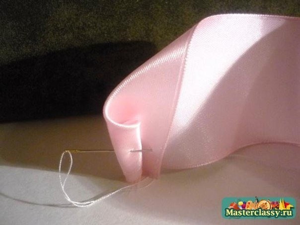 Вышиваем лентами розы: мастер-класс