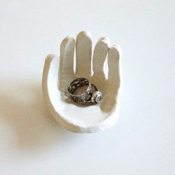 ​Подставка для ювелирных украшений в виде ладони