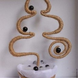 ​Маленькие ёлочки из проволоки и шпагата