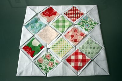 Изумительной красоты подушка с объемными элементами