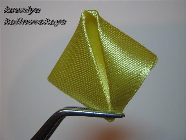 Красивый цветок из лент Красивый цветок из лент