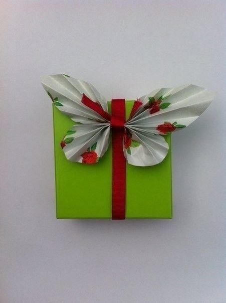 Бумажная бабочка для украшения коробки с подарком
