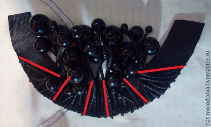 Колье из кожаного шнура и бусин