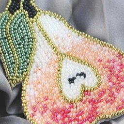 Брошь из бисера и фетра в виде груши