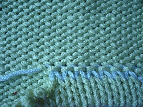 Как "подкетлевать" низ рукава, если его вяжут сверху-вниз