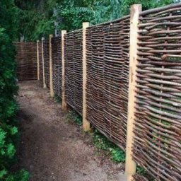 Как сплести забор из прутьев на даче своими руками