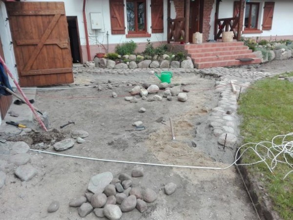 ​Как вымостить двор камнем