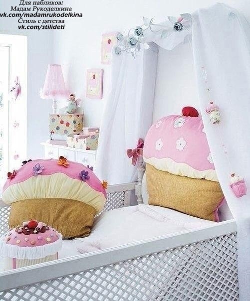 Подушка в виде пирожного