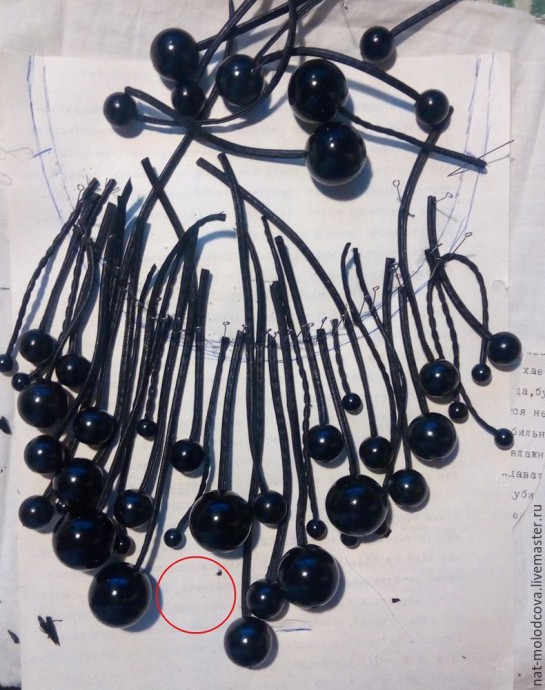 Колье из кожаного шнура и бусин