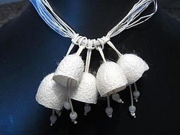 Украшение из коконов тутового шелкопряда