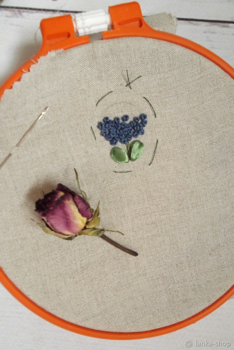 Брошь с вышивкой