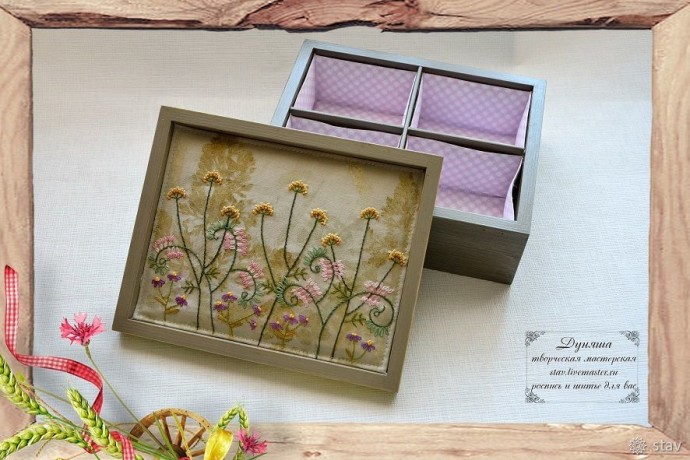 Декор шкатулочки хлопком, окрашенным полевыми цветами и травами