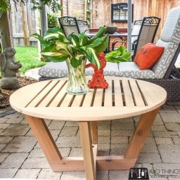 Круглый стол с прорезями