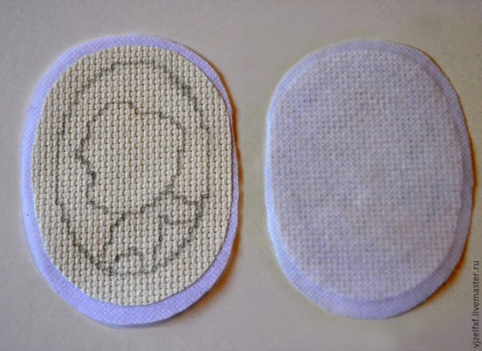 Маленькая брошь с вышивкой