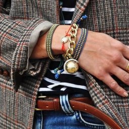 Оригинальное украшение из кожаного шнурка и ниток