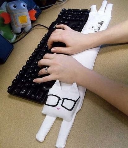 Подушечка в виде котика под клавиатурой