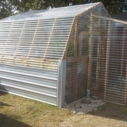 Теплица с тамбуром из профилированного поликарбоната и металлопрофиля