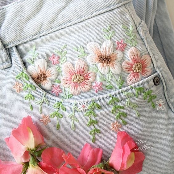 ​Украшаем карманы джинсов цветочной вышивкой: идеи для вышивального вдохновения