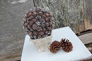 Декоративный шар из шишек