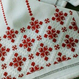 ​Красивая вышивка  с геометричными узорами