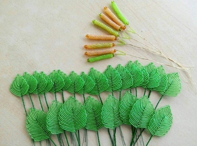 Весенняя композиция из бисера и рубки