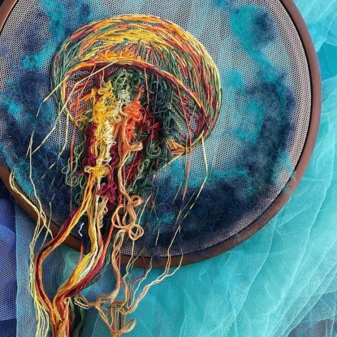 ​Невероятная объемная вышивка медуз