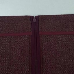 ​Обрабатываем верхний срез юбки обтачкой