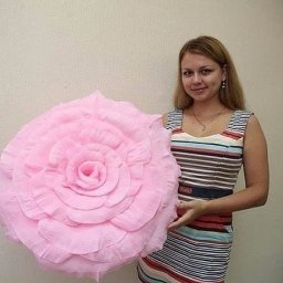 Огромные бумажные цветы