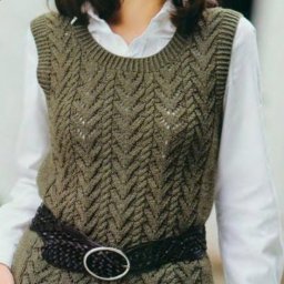 Безрукавка с интересным узором спицами