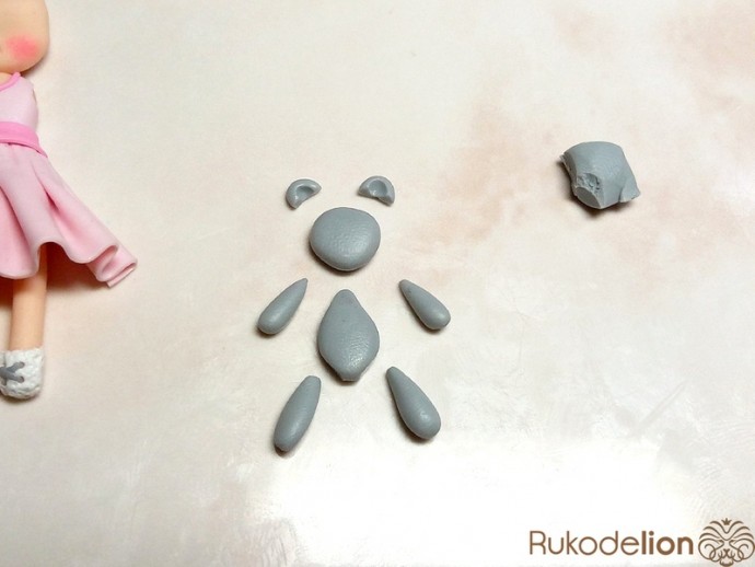 Брошь "Куколка" из полимерной глины